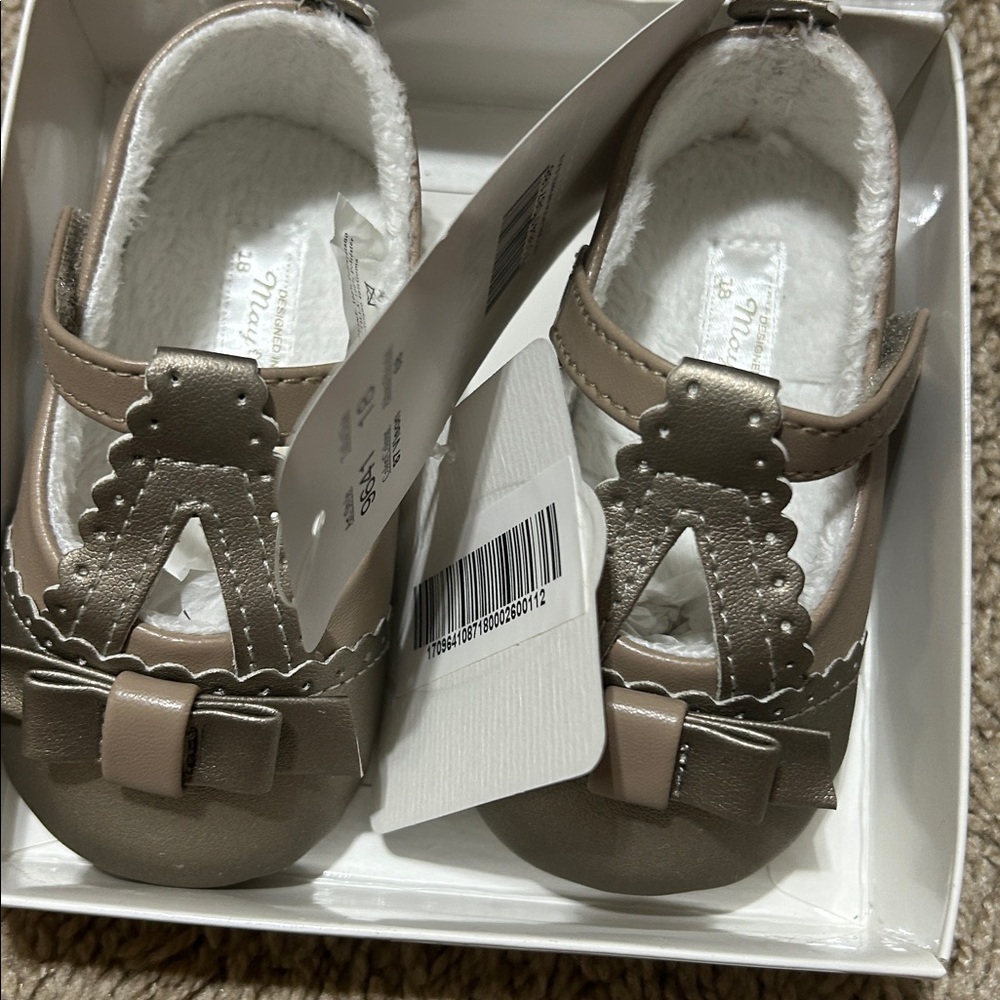 Adorable Baby Shoes with Bow Accent
